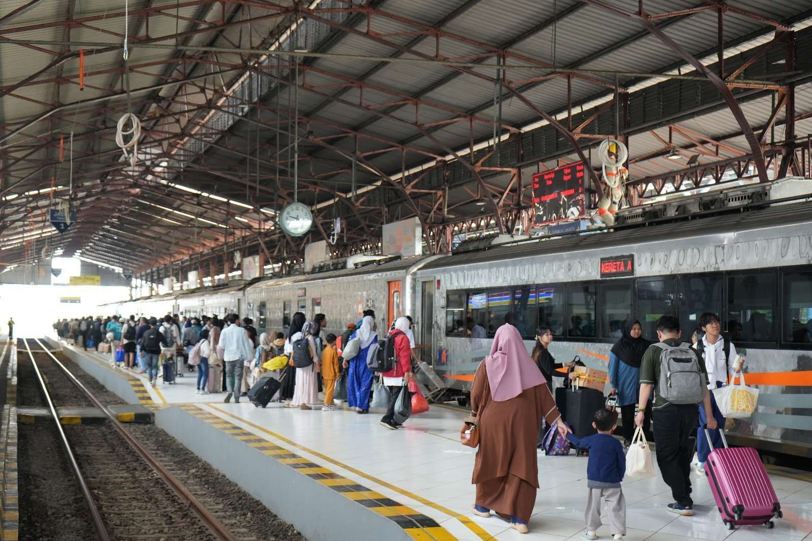 (Foto) KAI Daop 5 Tambah 3.120 Kursi Hadapi Libur Panjang