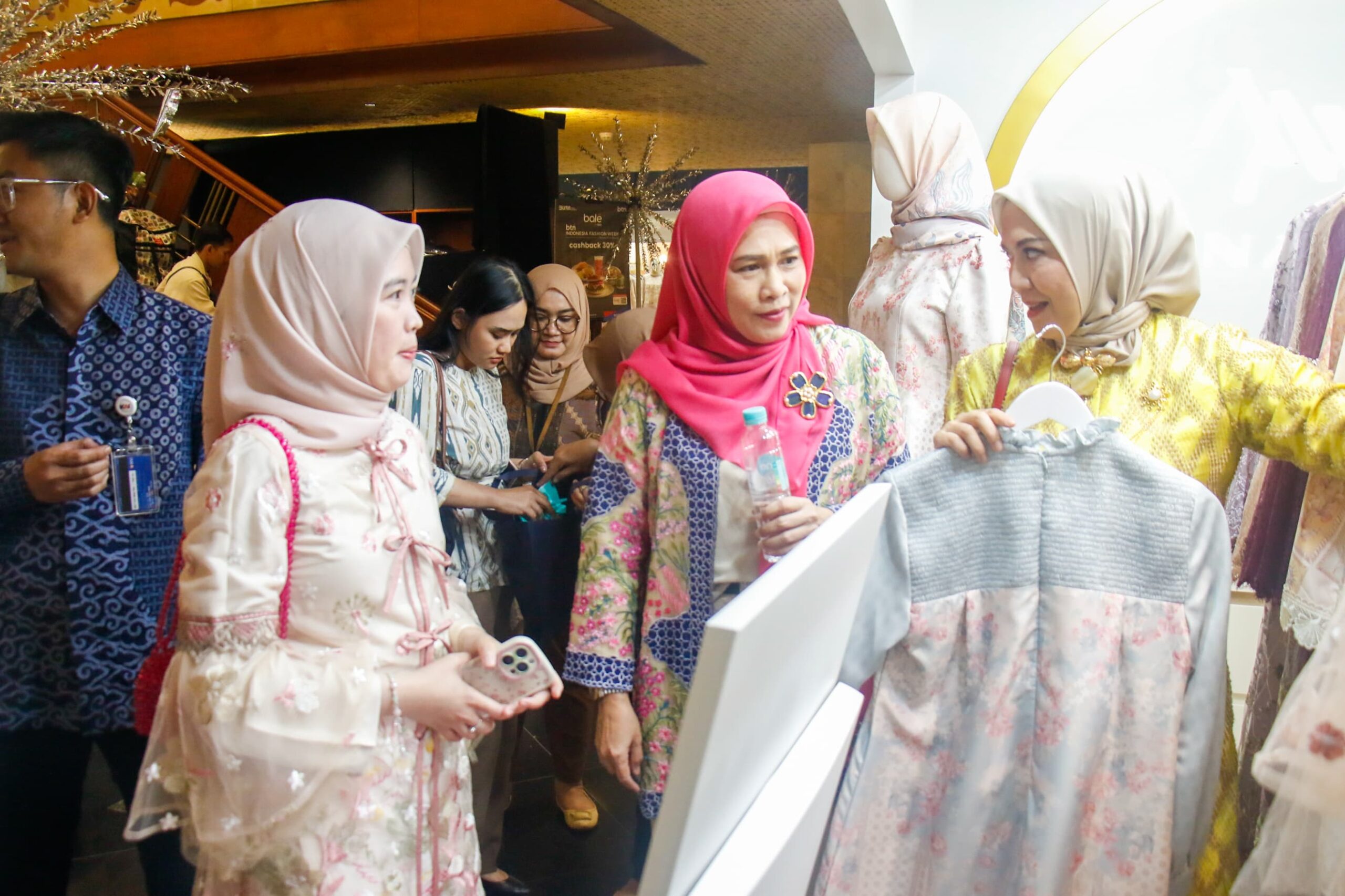 KAI Bersinergi dengan UMKM untuk Dorong Fesyen Inklusif di Indonesia Fashion Week 2025