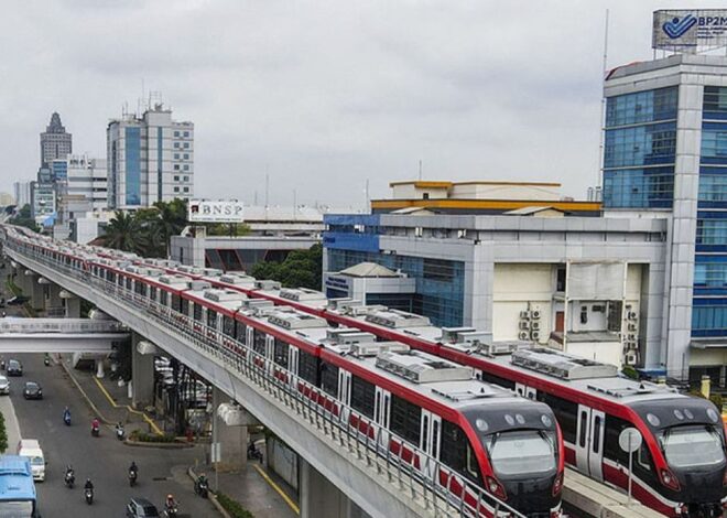 (FOTO) Antrean Penumpang LRT Jabodebek Padati Stasiun Dukuh Atas Saat Libur Waisak